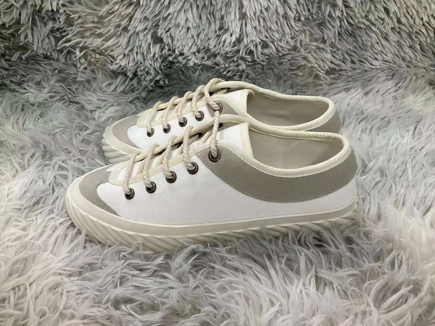 👟👟Ex-factory price 440👟👟 2023 Gucci casual sneakers, top version! 🌸1:1 reproduction. New model for early spring, creating a perfect style💣💣💣street style🔥🔥🔥cool and trendy C-level fashionable outfit with retro and futuristic feel🌹🌹🌹classic shoe shape + British color matching design, super attractive. All kinds of leather splicing, original reverse mold last, imported high-end knitting needle jacquard fabric showing exquisite texture! Open mold to customize high-density outsole. Comes fully packaged. Size: Female 35-41 Male 39-46